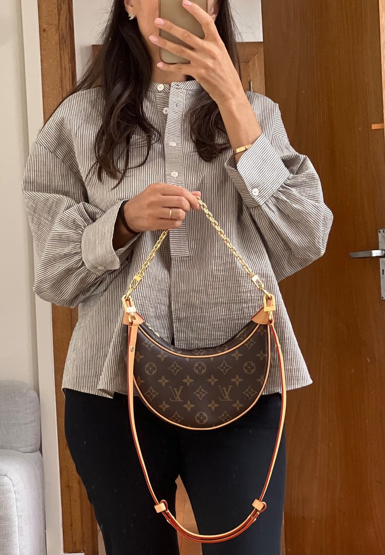 Woman styling a Loop Bag in a mirror selfie