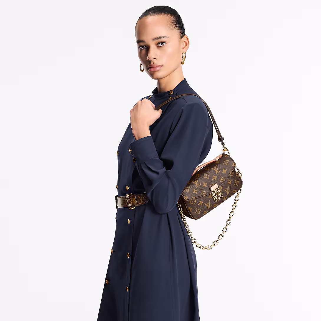 Pochette Métis East West worn crossbody for scale